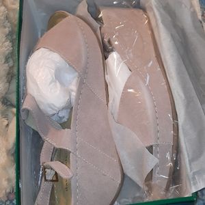 Light rose soft suede sandal